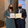 Cristina Franco, mejor tesis doctoral enfermera, recibe el premio de Florentino Pérez Raya, presidente del CGE